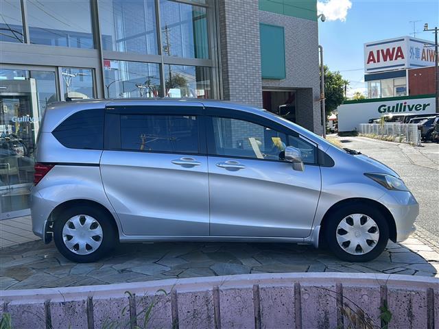 フリード G ジャストセレクション 社外ナビ(AM FM CD ワンセグテレビ iPod) 片側パワースライドドア チップアップシート 3列シート ETC 純正フロアマット キノセンヘッドライト オートライト リモコンキー スペアキー(9枚目)