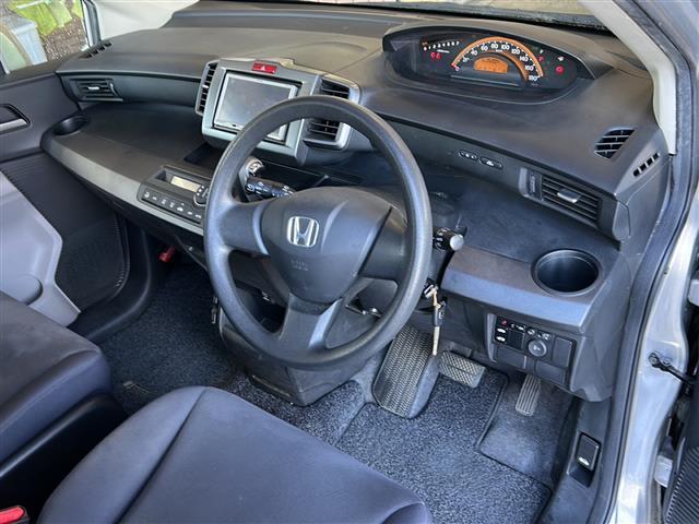 フリード G ジャストセレクション 社外ナビ(AM FM CD ワンセグテレビ iPod) 片側パワースライドドア チップアップシート 3列シート ETC 純正フロアマット キノセンヘッドライト オートライト リモコンキー スペアキー(11枚目)