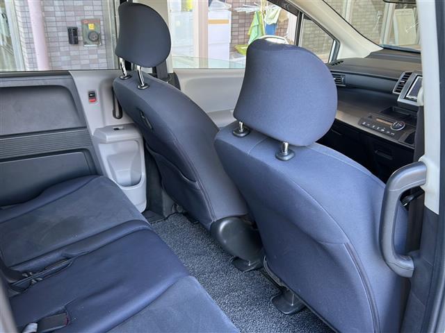 フリード G ジャストセレクション 社外ナビ(AM FM CD ワンセグテレビ iPod) 片側パワースライドドア チップアップシート 3列シート ETC 純正フロアマット キノセンヘッドライト オートライト リモコンキー スペアキー(12枚目)