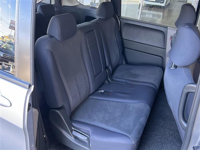 フリード G ジャストセレクション 社外ナビ(AM FM CD ワンセグテレビ iPod) 片側パワースライドドア チップアップシート 3列シート ETC 純正フロアマット キノセンヘッドライト オートライト リモコンキー スペアキー(13枚目)