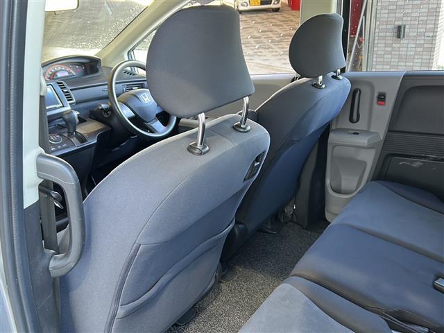 フリード G ジャストセレクション 社外ナビ(AM FM CD ワンセグテレビ iPod) 片側パワースライドドア チップアップシート 3列シート ETC 純正フロアマット キノセンヘッドライト オートライト リモコンキー スペアキー(16枚目)