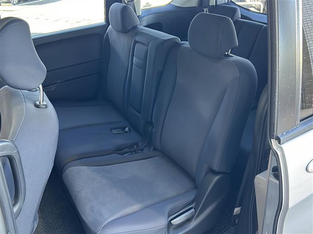 フリード G ジャストセレクション 社外ナビ(AM FM CD ワンセグテレビ iPod) 片側パワースライドドア チップアップシート 3列シート ETC 純正フロアマット キノセンヘッドライト オートライト リモコンキー スペアキー(17枚目)