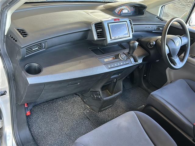 フリード G ジャストセレクション 社外ナビ(AM FM CD ワンセグテレビ iPod) 片側パワースライドドア チップアップシート 3列シート ETC 純正フロアマット キノセンヘッドライト オートライト リモコンキー スペアキー(18枚目)