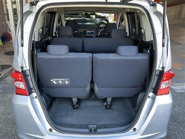 フリード G ジャストセレクション 社外ナビ(AM FM CD ワンセグテレビ iPod) 片側パワースライドドア チップアップシート 3列シート ETC 純正フロアマット キノセンヘッドライト オートライト リモコンキー スペアキー(21枚目)