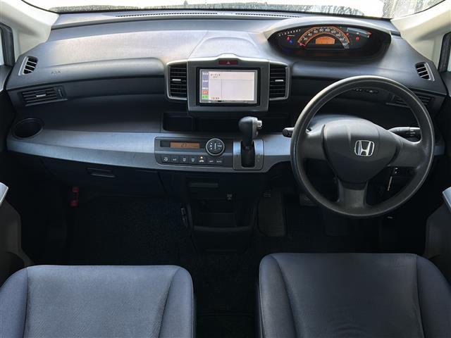 フリード G ジャストセレクション 社外ナビ(AM FM CD ワンセグテレビ iPod) 片側パワースライドドア チップアップシート 3列シート ETC 純正フロアマット キノセンヘッドライト オートライト リモコンキー スペアキー(22枚目)