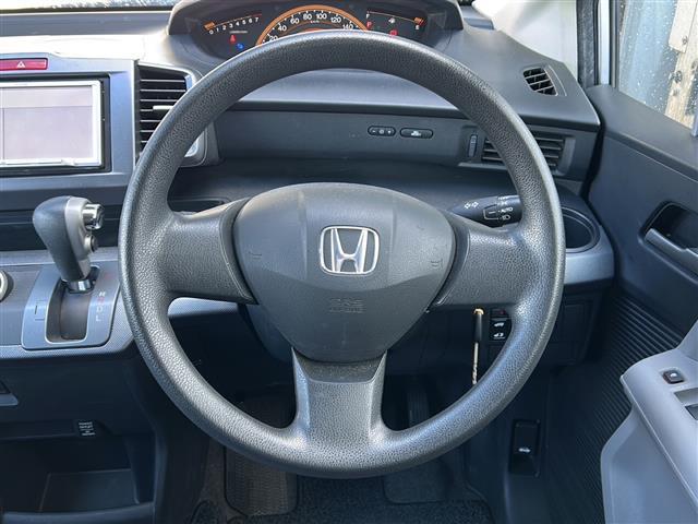 フリード G ジャストセレクション 社外ナビ(AM FM CD ワンセグテレビ iPod) 片側パワースライドドア チップアップシート 3列シート ETC 純正フロアマット キノセンヘッドライト オートライト リモコンキー スペアキー(23枚目)