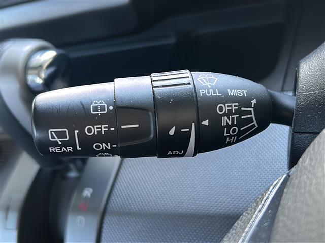 フリード G ジャストセレクション 社外ナビ(AM FM CD ワンセグテレビ iPod) 片側パワースライドドア チップアップシート 3列シート ETC 純正フロアマット キノセンヘッドライト オートライト リモコンキー スペアキー(24枚目)