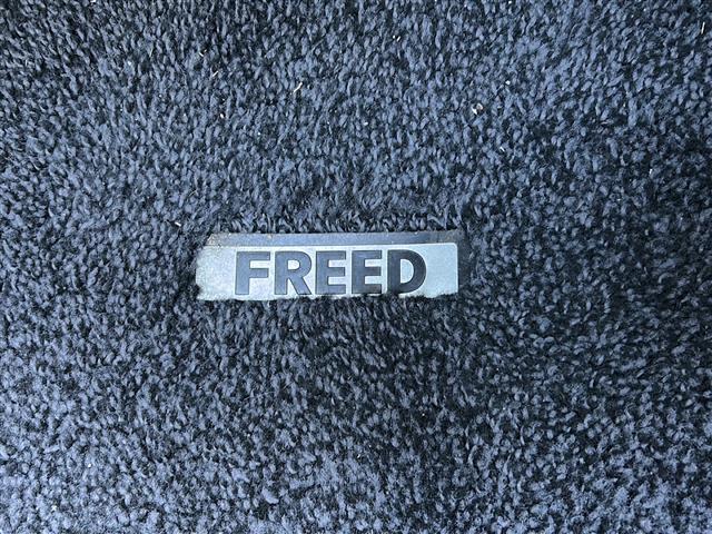 フリード G ジャストセレクション 社外ナビ(AM FM CD ワンセグテレビ iPod) 片側パワースライドドア チップアップシート 3列シート ETC 純正フロアマット キノセンヘッドライト オートライト リモコンキー スペアキー(35枚目)