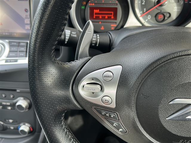 フェアレディZ ベースグレード 純正ナビ・横滑り防止装置・パドルシフト・バックカメラ・ETC・ステリモ・純正フロアマット・純正アルミホイール・キセノンヘッドライト・オートライトスマートキー・プッシュスタート(9枚目)