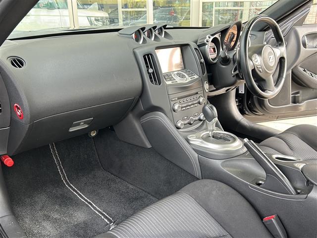 フェアレディZ ベースグレード 純正ナビ・横滑り防止装置・パドルシフト・バックカメラ・ETC・ステリモ・純正フロアマット・純正アルミホイール・キセノンヘッドライト・オートライトスマートキー・プッシュスタート(25枚目)