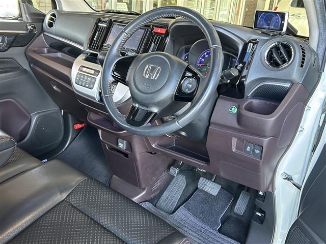 気になる車はすぐにお問い合わせください！画面右側の００６６から始まる無料ダイヤルからお問い合わせ下さい！専門スタッフがお車のご質問にお答えいたします！