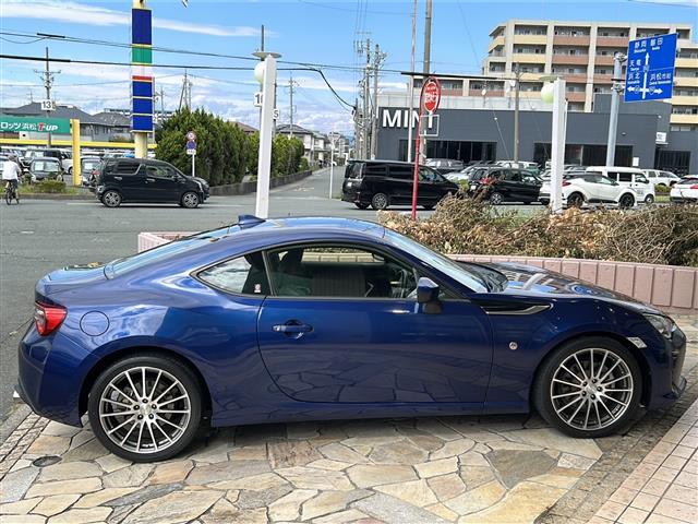 86 GT クルーズコントロール TRDマフラー スマートキー ETC 純正ナビ プッシュスタート LEDヘッドライト オートライト ステアリングリモコン 横滑り防止システム 純正フロアマット 社外アルミホイール(35枚目)