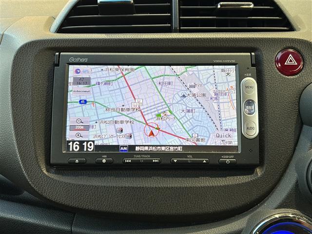 フィットシャトルハイブリッド ハイブリッド・スマートセレクション　純正ナビ　バックカメラ　ビルトインＥＴＣ　１５インチ純正アルミ　横滑り防止装置　ヒルスタートアシスト　オートエアコン　フォグランプ　オートライト　パドルシフト　ステアリングリモコン　ＨＩＤライト（2枚目）