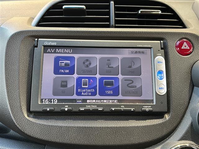 フィットシャトルハイブリッド ハイブリッド・スマートセレクション　純正ナビ　バックカメラ　ビルトインＥＴＣ　１５インチ純正アルミ　横滑り防止装置　ヒルスタートアシスト　オートエアコン　フォグランプ　オートライト　パドルシフト　ステアリングリモコン　ＨＩＤライト（3枚目）