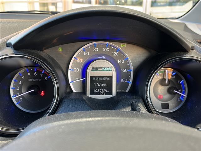 フィットシャトルハイブリッド ハイブリッド・スマートセレクション　純正ナビ　バックカメラ　ビルトインＥＴＣ　１５インチ純正アルミ　横滑り防止装置　ヒルスタートアシスト　オートエアコン　フォグランプ　オートライト　パドルシフト　ステアリングリモコン　ＨＩＤライト（6枚目）