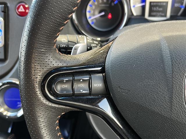 フィットシャトルハイブリッド ハイブリッド・スマートセレクション　純正ナビ　バックカメラ　ビルトインＥＴＣ　１５インチ純正アルミ　横滑り防止装置　ヒルスタートアシスト　オートエアコン　フォグランプ　オートライト　パドルシフト　ステアリングリモコン　ＨＩＤライト（7枚目）