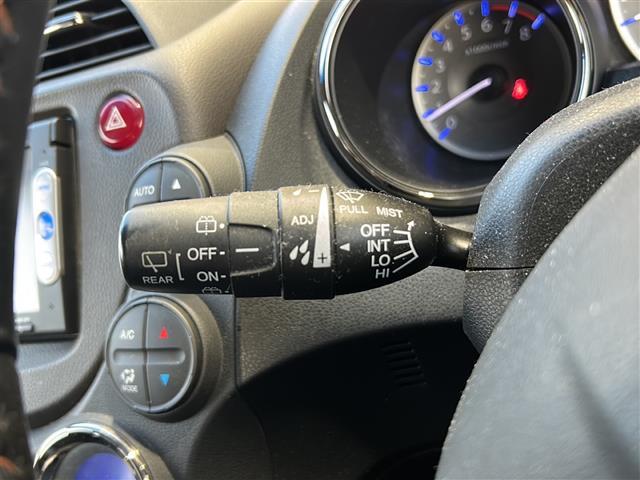 フィットシャトルハイブリッド ハイブリッド・スマートセレクション　純正ナビ　バックカメラ　ビルトインＥＴＣ　１５インチ純正アルミ　横滑り防止装置　ヒルスタートアシスト　オートエアコン　フォグランプ　オートライト　パドルシフト　ステアリングリモコン　ＨＩＤライト（9枚目）