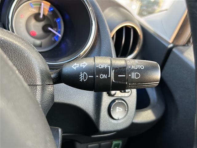 フィットシャトルハイブリッド ハイブリッド・スマートセレクション　純正ナビ　バックカメラ　ビルトインＥＴＣ　１５インチ純正アルミ　横滑り防止装置　ヒルスタートアシスト　オートエアコン　フォグランプ　オートライト　パドルシフト　ステアリングリモコン　ＨＩＤライト（10枚目）