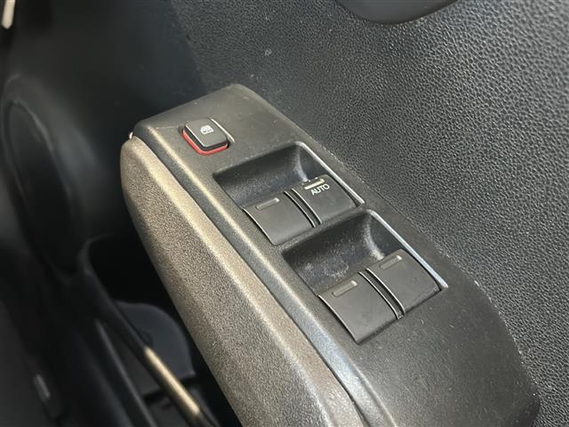 フィットシャトルハイブリッド ハイブリッド・スマートセレクション　純正ナビ　バックカメラ　ビルトインＥＴＣ　１５インチ純正アルミ　横滑り防止装置　ヒルスタートアシスト　オートエアコン　フォグランプ　オートライト　パドルシフト　ステアリングリモコン　ＨＩＤライト（11枚目）