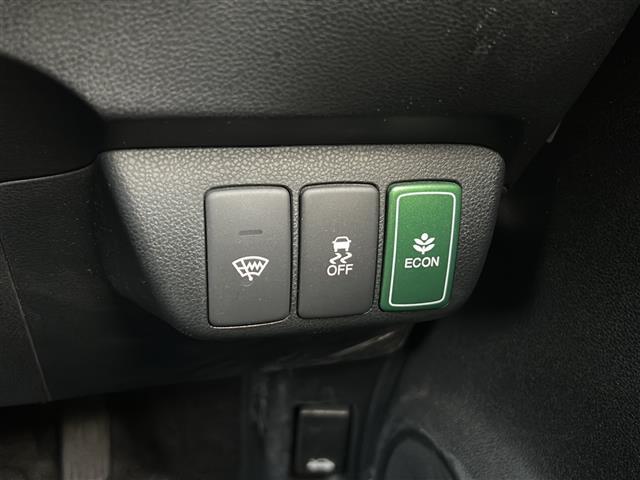 フィットシャトルハイブリッド ハイブリッド・スマートセレクション　純正ナビ　バックカメラ　ビルトインＥＴＣ　１５インチ純正アルミ　横滑り防止装置　ヒルスタートアシスト　オートエアコン　フォグランプ　オートライト　パドルシフト　ステアリングリモコン　ＨＩＤライト（12枚目）