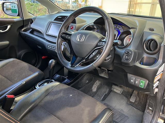 フィットシャトルハイブリッド ハイブリッド・スマートセレクション　純正ナビ　バックカメラ　ビルトインＥＴＣ　１５インチ純正アルミ　横滑り防止装置　ヒルスタートアシスト　オートエアコン　フォグランプ　オートライト　パドルシフト　ステアリングリモコン　ＨＩＤライト（19枚目）