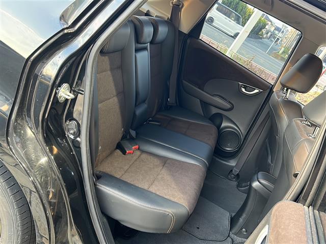 フィットシャトルハイブリッド ハイブリッド・スマートセレクション　純正ナビ　バックカメラ　ビルトインＥＴＣ　１５インチ純正アルミ　横滑り防止装置　ヒルスタートアシスト　オートエアコン　フォグランプ　オートライト　パドルシフト　ステアリングリモコン　ＨＩＤライト（22枚目）