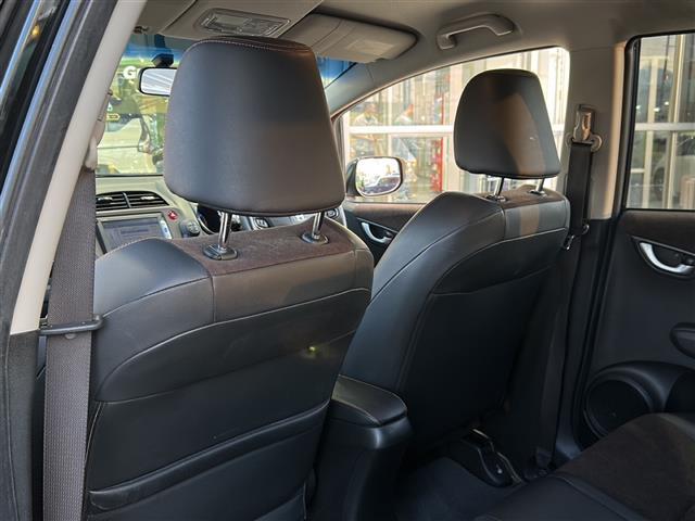 フィットシャトルハイブリッド ハイブリッド・スマートセレクション　純正ナビ　バックカメラ　ビルトインＥＴＣ　１５インチ純正アルミ　横滑り防止装置　ヒルスタートアシスト　オートエアコン　フォグランプ　オートライト　パドルシフト　ステアリングリモコン　ＨＩＤライト（25枚目）