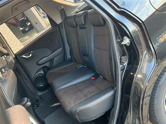 フィットシャトルハイブリッド ハイブリッド・スマートセレクション　純正ナビ　バックカメラ　ビルトインＥＴＣ　１５インチ純正アルミ　横滑り防止装置　ヒルスタートアシスト　オートエアコン　フォグランプ　オートライト　パドルシフト　ステアリングリモコン　ＨＩＤライト（26枚目）