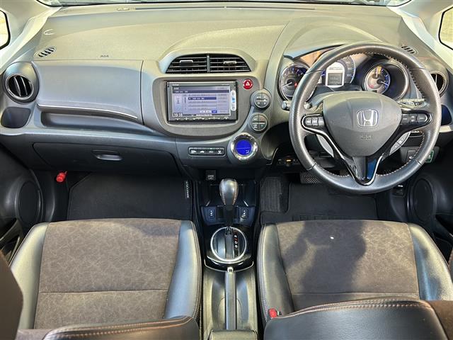 フィットシャトルハイブリッド ハイブリッド・スマートセレクション　純正ナビ　バックカメラ　ビルトインＥＴＣ　１５インチ純正アルミ　横滑り防止装置　ヒルスタートアシスト　オートエアコン　フォグランプ　オートライト　パドルシフト　ステアリングリモコン　ＨＩＤライト（42枚目）