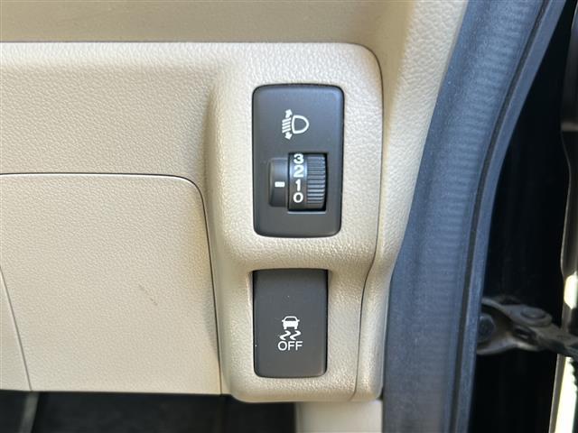 Ｎ－ＢＯＸ Ｇ　イクリプスナビ　ワンセグ　ＣＤ　ＥＴＣ　横滑り防止装置　プッシュスタート　オートエアコン　ハロゲンライト　純正ホイールキャップ　純正フロアマット　マニュアルレベリング　パワーウィンドウ（運転席オート）（10枚目）