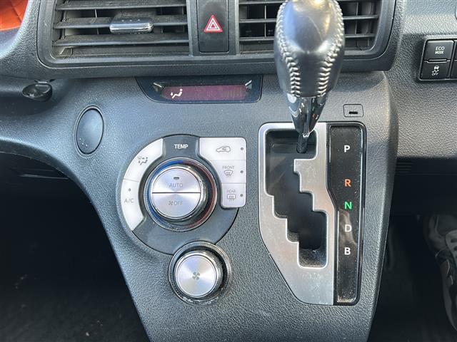 シエンタ ハイブリッドＧ　純正ナビ　バックカメラ　両側パワースライドドア　ＥＴＣ　ステリモ　プッシュスタート　オートエアコン　横滑り防止装置　純正ホイールキャップ　ハロゲンヘッドライト　純正フロアマット　マニュアルレベリング（12枚目）