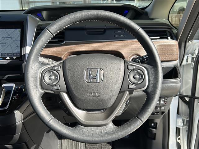 フリード+ハイブリッド ハイブリッド・クロスターホンダセンシング 純正ナビ バックカメラ フリップダウンモニター ホンダセンシング ハーフレザーシート シートヒーター LEDヘッドライト ETC サイドカーテンエアバッグ ルーフレール オートライト 純正アルミ(6枚目)