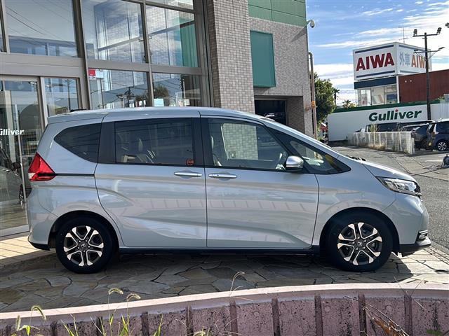 フリード クロスター　純正ナビ（ＣＤ　ＤＶＤ　ＡＭ　ＦＭ　フルセグＴＶ　ＳＤ　Ｂｌｕｅｔｏｏｔｈ）バックカメラ☆クルーズコントロール追従あり　両側パワースライドドア　シートヒーター　ドライブレコーダー　ウォークスルー（9枚目）