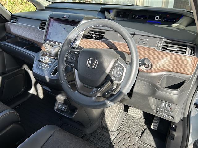 フリード クロスター　純正ナビ（ＣＤ　ＤＶＤ　ＡＭ　ＦＭ　フルセグＴＶ　ＳＤ　Ｂｌｕｅｔｏｏｔｈ）バックカメラ☆クルーズコントロール追従あり　両側パワースライドドア　シートヒーター　ドライブレコーダー　ウォークスルー（11枚目）