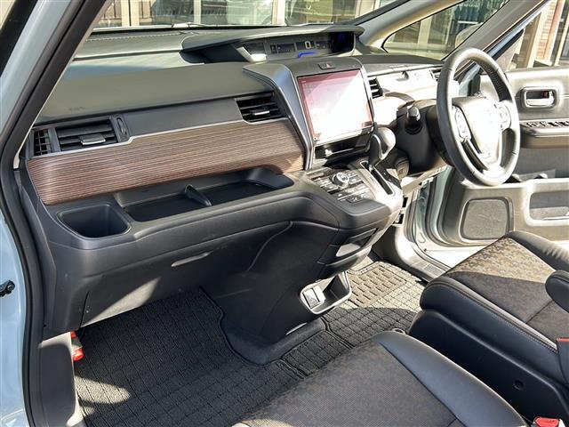 フリード クロスター　純正ナビ（ＣＤ　ＤＶＤ　ＡＭ　ＦＭ　フルセグＴＶ　ＳＤ　Ｂｌｕｅｔｏｏｔｈ）バックカメラ☆クルーズコントロール追従あり　両側パワースライドドア　シートヒーター　ドライブレコーダー　ウォークスルー（13枚目）