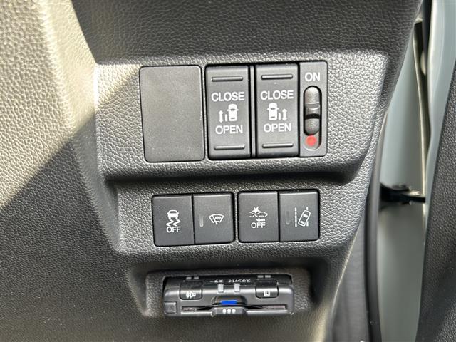 フリード クロスター　純正ナビ（ＣＤ　ＤＶＤ　ＡＭ　ＦＭ　フルセグＴＶ　ＳＤ　Ｂｌｕｅｔｏｏｔｈ）バックカメラ☆クルーズコントロール追従あり　両側パワースライドドア　シートヒーター　ドライブレコーダー　ウォークスルー（35枚目）