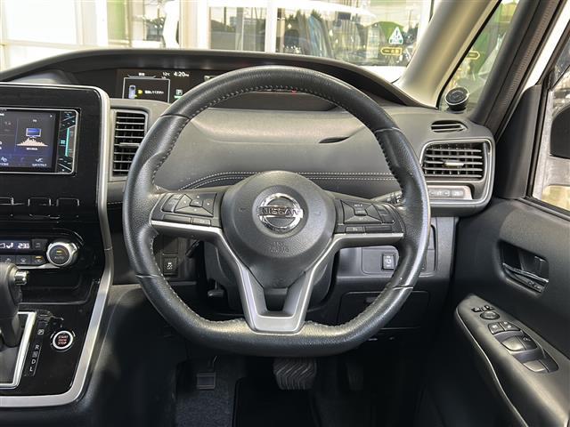 セレナ ハイウェイスター　純正ナビ・両側パワスラ・後席モニター・衝突軽減・クルコン・ＥＴＣ・社外フロアマット・純正アルミホイール・ＬＥＤヘッドライト・オートライト・フォグランプ・スマートキー・プッシュスタート（11枚目）