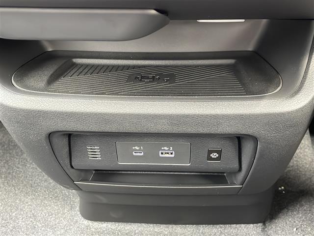 セレナ ｅ－パワー　ハイウェイスターＶ　純正ナビ　アラウンドビューモニター　デジタルインナーミラー　ＥＴＣ２．０　後席エアコン　プロパイロット　サイドカーテンエアバッグ　両側パワスラ　ワイヤレス充電　オートハイビーム　オートホールド（17枚目）