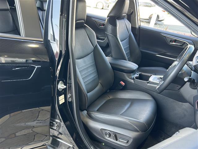 ＲＡＶ４ ハイブリッドＧ　純正１０．５インチディスプレイオーディオ　パノラミックビューモニター　ステアリングヒーター　パワーバックドア　トヨタセーフティセンス　デジタルインナーミラー　純正１８インチアルミホイール　ＥＴＣ（19枚目）