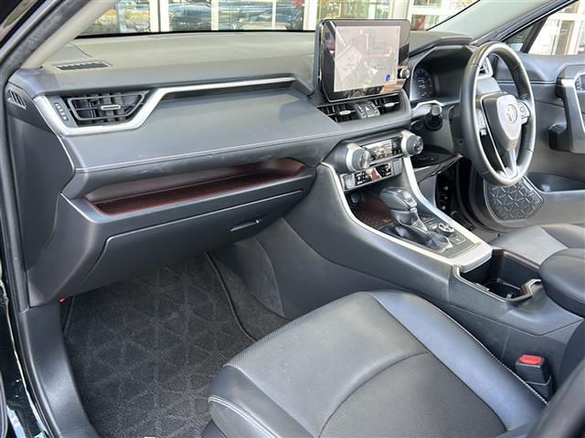 ＲＡＶ４ ハイブリッドＧ　純正１０．５インチディスプレイオーディオ　パノラミックビューモニター　ステアリングヒーター　パワーバックドア　トヨタセーフティセンス　デジタルインナーミラー　純正１８インチアルミホイール　ＥＴＣ（21枚目）