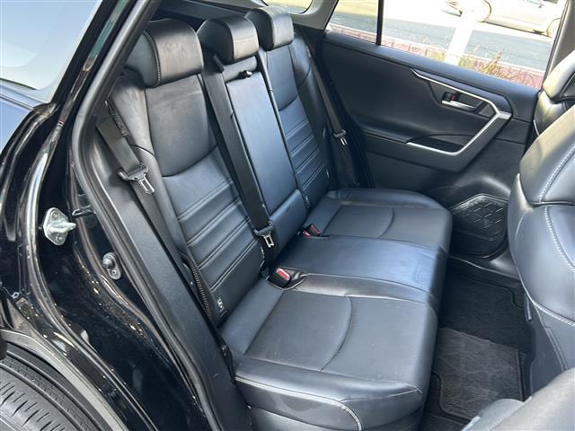 ＲＡＶ４ ハイブリッドＧ　純正１０．５インチディスプレイオーディオ　パノラミックビューモニター　ステアリングヒーター　パワーバックドア　トヨタセーフティセンス　デジタルインナーミラー　純正１８インチアルミホイール　ＥＴＣ（23枚目）