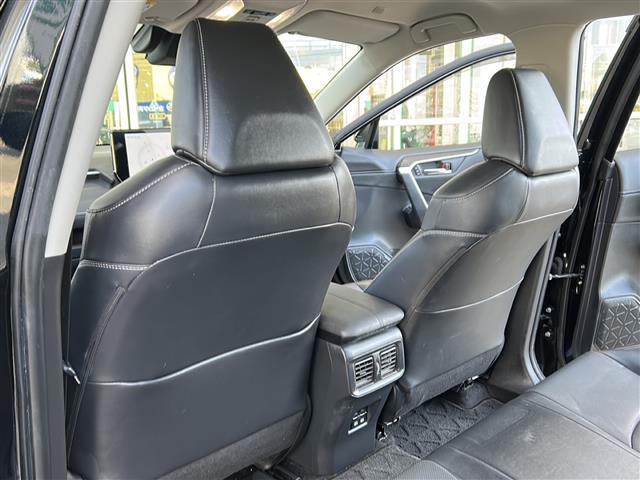 ＲＡＶ４ ハイブリッドＧ　純正１０．５インチディスプレイオーディオ　パノラミックビューモニター　ステアリングヒーター　パワーバックドア　トヨタセーフティセンス　デジタルインナーミラー　純正１８インチアルミホイール　ＥＴＣ（25枚目）