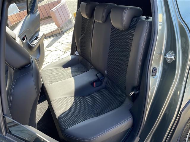 アクア クロスオーバー　グラム　純正ナビ（ＡＭ　ＦＭ　ＣＤ　ＤＶＤ　フルセグ　ＳＤ　Ｂｌｕｅｔｏｏｔｈ）バックカメラ　ハーフレザーシート　ルーフレール　ステアリングリモコン　コーナーセンサー　ＥＴＣ　純正アルミホイール　スマートキー（25枚目）