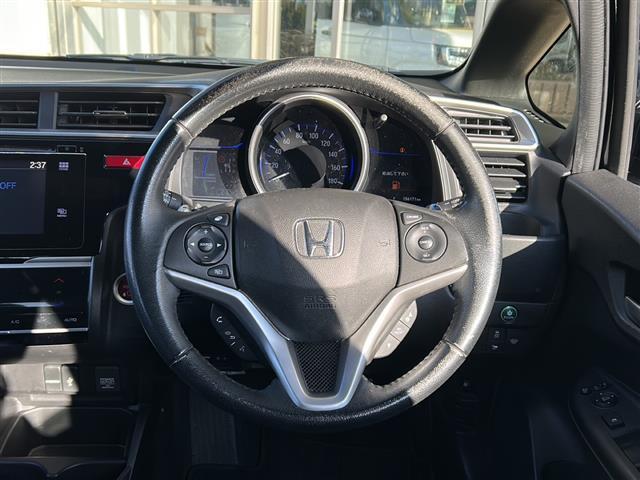 フィットハイブリッド Ｓパッケージ　純正ナビ・衝突軽減・レーンキープ・クルコン・バックカメラ・ビルトインＥＴＣ・ＬＥＤヘッドライト・オートライト・オートハイビーム・フォグランプ・社外フロアマット・純正アルミホイール・スマートキー（8枚目）