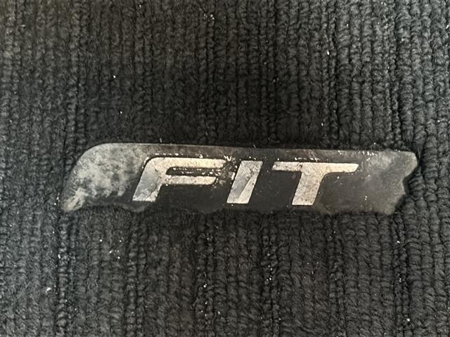 フィットハイブリッド Ｓパッケージ　純正ナビ・衝突軽減・レーンキープ・クルコン・バックカメラ・ビルトインＥＴＣ・ＬＥＤヘッドライト・オートライト・オートハイビーム・フォグランプ・社外フロアマット・純正アルミホイール・スマートキー（19枚目）