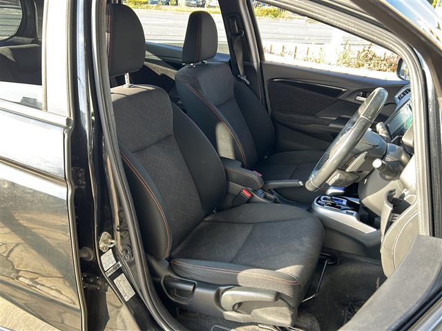 フィットハイブリッド Ｓパッケージ　純正ナビ・衝突軽減・レーンキープ・クルコン・バックカメラ・ビルトインＥＴＣ・ＬＥＤヘッドライト・オートライト・オートハイビーム・フォグランプ・社外フロアマット・純正アルミホイール・スマートキー（20枚目）