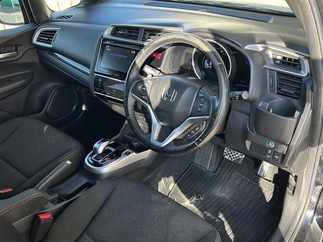 フィットハイブリッド Ｓパッケージ　純正ナビ・衝突軽減・レーンキープ・クルコン・バックカメラ・ビルトインＥＴＣ・ＬＥＤヘッドライト・オートライト・オートハイビーム・フォグランプ・社外フロアマット・純正アルミホイール・スマートキー（21枚目）