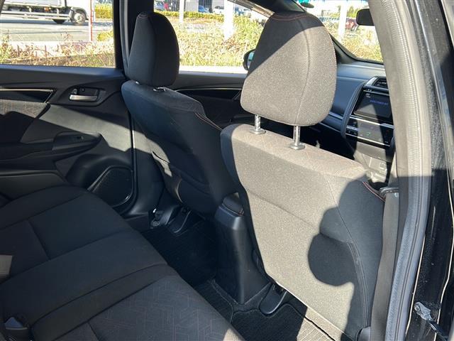 フィットハイブリッド Ｓパッケージ　純正ナビ・衝突軽減・レーンキープ・クルコン・バックカメラ・ビルトインＥＴＣ・ＬＥＤヘッドライト・オートライト・オートハイビーム・フォグランプ・社外フロアマット・純正アルミホイール・スマートキー（23枚目）