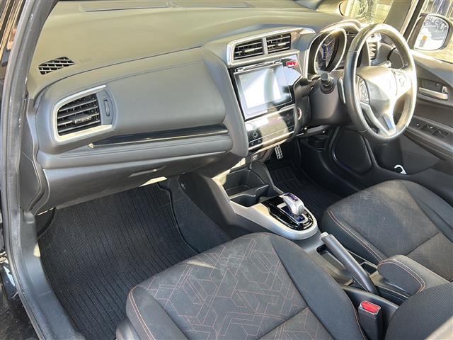 フィットハイブリッド Ｓパッケージ　純正ナビ・衝突軽減・レーンキープ・クルコン・バックカメラ・ビルトインＥＴＣ・ＬＥＤヘッドライト・オートライト・オートハイビーム・フォグランプ・社外フロアマット・純正アルミホイール・スマートキー（25枚目）