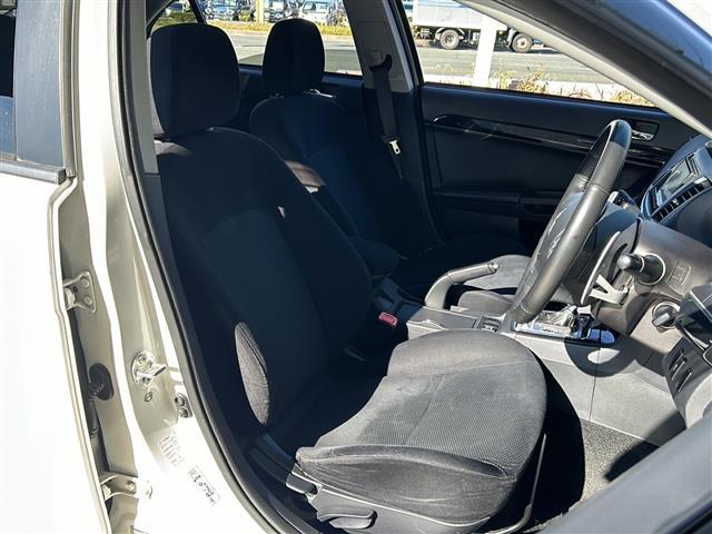 ギャランフォルティススポーツバック ラリーアート　社外ナビ・衝突軽減・クルコン・バックカメラ・ＥＴＣ・パドルシフト・ステリモ・純正フロアマット・純正アルミホイール・キセノンヘッドライト・オートライト・フォグランプ・スマートキー・プッシュスタート（20枚目）